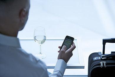 《绝区零》新角色薇薇安PV 紫发泪痣少女登场